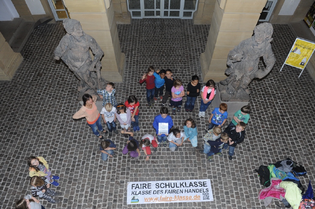 Gruppenfoto mit ausgezeichneten Grundschülern